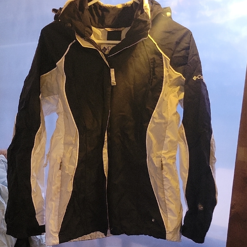 Columbia Women's Black and Cream Rain Jacket - Picture 3 of 7